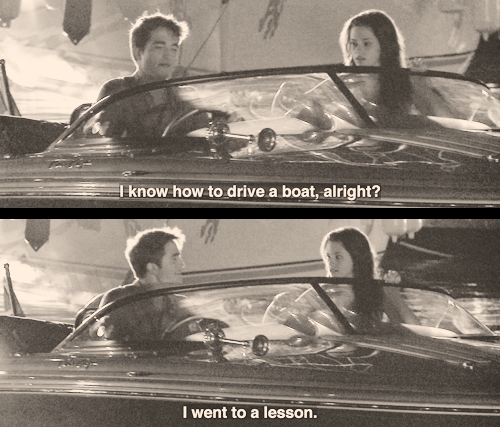  my Robert on a boat,with Kristen Stewart,in a scene from Breaking Dawn.He had to take 船, 小船 driving lessons,and he crashed the 船, 小船 both times.Oh my sweet,lovable Robert<3