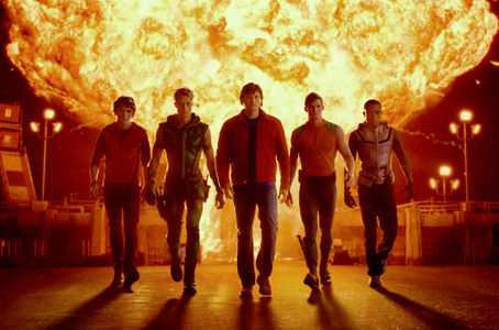  Justin (as Oliver) with the rest of Smallville's Justice League l-to-r: Bart Allen (Impulse), Oliver क्वीन (Green Arrow), Clark Kent (Superman/Boy Scout), Arthur करी (Aquaman), Victor Stone (Cyborg)