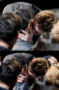 here is my Robert kissing Taylor Lautner at the 2011 MTV Movie Awards.