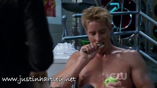  Justin (as Oliver), eating an আপেল while trying to both embarrass and charm Lois at the same time (603 - Wither)