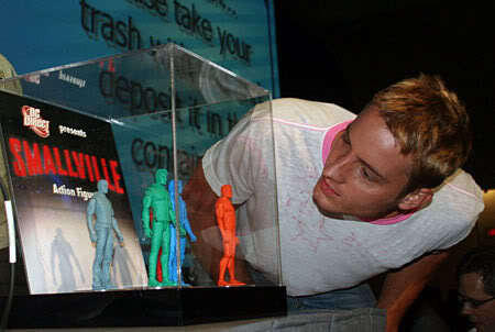  Justin looking at smallville - as aventuras do superboy action figures at ComicCon 2007
