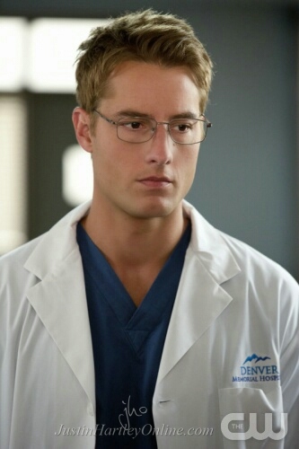  Justin wearing quite thin glasses on "Emily Owens, M.D."