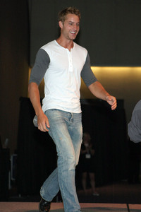  Justin, arriving at the स्मॉल्विल panel, Comic Con 2009