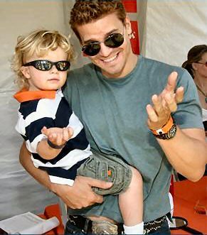 David with his son Jaden <3 Pretty old pic but very cute!