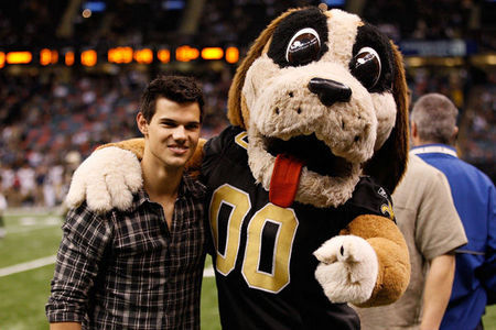  my Robert's Twilight co-star,Taylor with a mascot:)