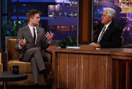  my Robert on Tonight show with 어치, 제이 Leno,with his legs crossed<3