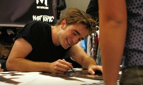  my sexy Robert signing autographs.I'd bid all the money in the world on E-BAY just for his autograph<3