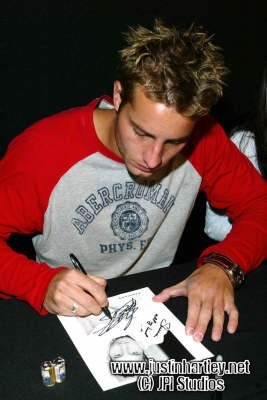 Justin busy signing autographs at the Passions Fan Club Event back in 2003 (want that pic he's signing...)