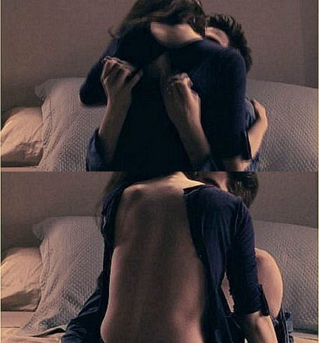  my sexy Robert(as Edward Cullen)in BD 2.In the haut, retour au début picture he is ripping Kristen's(as Bella) chemise and in the bottom picture she rips his chemise off.I would be tearing off his clothes too if that was me<3