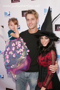  My hottie attending a Halloween party with his ladies, Lindsay and Isabella (love the fact that he's the only one undressed :D)