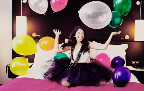 Selena fun face playing with balloon...heh?