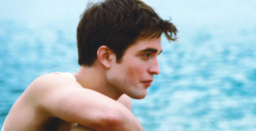 here is my very sexy Robert sitting near the beach.(I know 你 说 由 the pool but this is the closest I could find,Sara)<3
