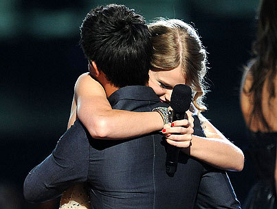  Taylor(Lautner)hugging Taylor(Swift).Very sweet pic of TTT(The Two Taylors)