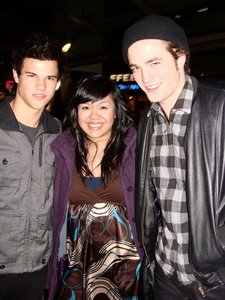  my handsome Robert and his co-star,Taylor,with a fan.Lucky girl...two for the price of one.<3