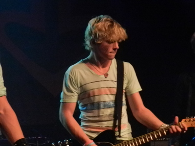 Ross Lynch is without a doubt my favorite singer. His range makes him the most AWESOME singer.