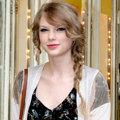 Taylor Swift with braided hair.:}