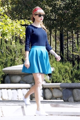Taylor Swift Wearing Blue Skirt ... Hope U like ??!! :)