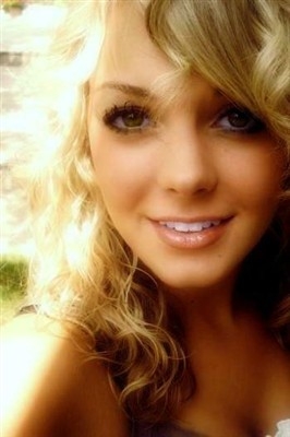  here is my pic of Taylor's look-a-like.I think she looks very much like Taylor Swift,don't you?