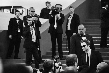  here is my baby in b&w and in a crowd.Can Du spot my baby?He's on the far R,wearing sunglasses<3