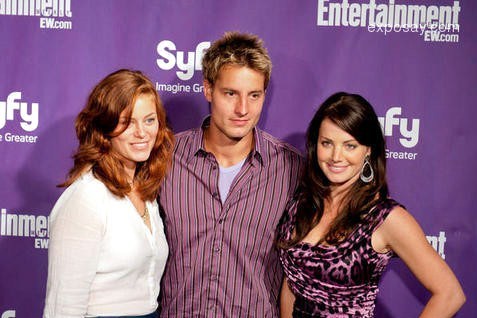  my hottie with his Thị trấn Smallville co-stars Cassidy Freeman (Tess Mercer) and Erica Durance (Lois Lane) at the Comic Con party in 2010 <333