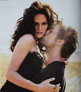  my baby 接吻 Kristen's cheek from their 2008 VF photoshoot.I 爱情 this picture of the 2 of them<3