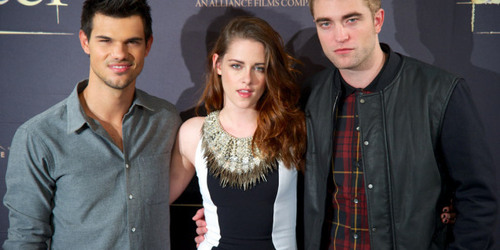  the Twilight trio,from l to R,Taylor Lautner,Kristen Stewart and my baby,Robert Pattinson all looking at the same camera<3