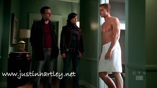 my hottie in an episode of "CSI NY", in his only scene (total waste of talent, in my opinion; at least we got him shirtless AND dressed in a towel ;) ) <333