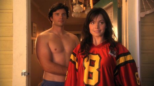  Tom Welling as Clark Kent with his future wife, Lois Lane in the episode Ambush in Smallville. I'm not one for a ton of muscle. I think he looks hot like this.