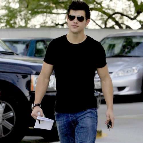  Taylor holding keys Paper and a bottle of water :)