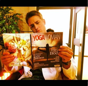  my hottie between takes on the set of "Emily Owens", hiding partly behind a magazine (tweeted によって the man himself) <3333