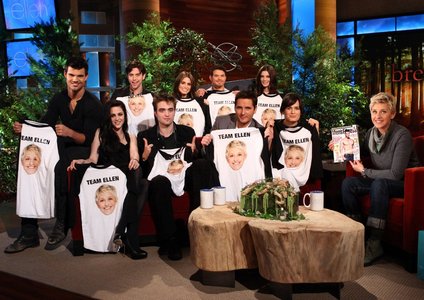  here's my gorgeous Robert with his Twilight co-stars: Kristen,Taylor,Peter,Elizabeth,Ashley,Kellan, Nikki and Jackson on Ellen<3