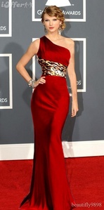  I 愛 this dress on her.She looks gorgeous in red.