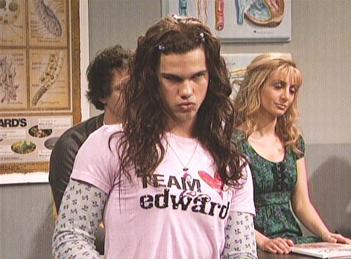  here is Taylor Lautner wearing a wig in this skit from SNL...LOL!!!!!!!!!!!!