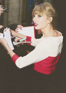 Taylor Swift wearing lipstick.:}
