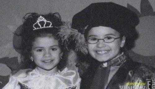 This one is soooooooooo adorable! ^^
Selena and Demi look so cute on this photo! <3