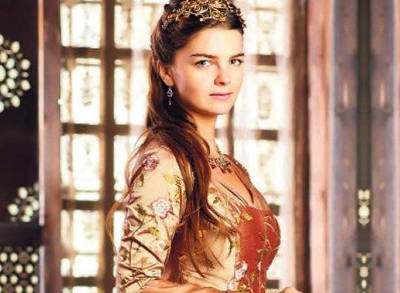  I just know that Pelin Karahan plays teen Mihrimah but about this little girl... I can't find anything. sorry