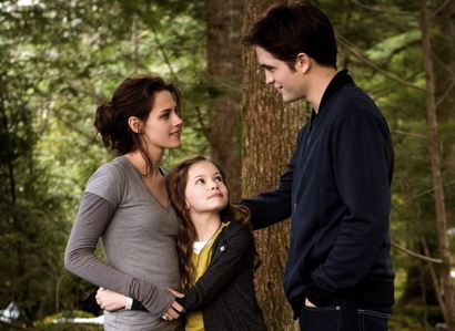 this is one of my faves of Edward,Bella and Renesmee together<3