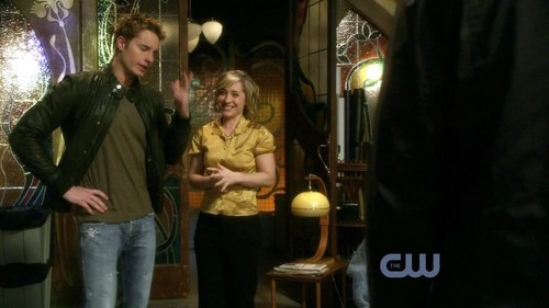  one of my preferito screencaps ever: Ollie in "Checkmate", obviously remembering that Clark is also in the room <33333