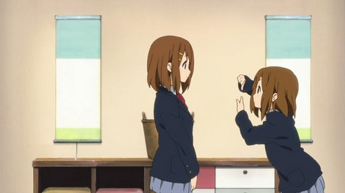  @iluvkisshu: okay,you mean like this? when Yui made Ui have the same hairstyle as her...like a mirror....and like that time when Yui got sick and Ui pretended as her... and these: http://randomc.net/image/K-ON/K-ON!!%20-%2021%20-%20Large%2004.jpg http://randomc.net/image/K-ON/K-ON!!%20-%2021%20-%20Large%2005.jpg
