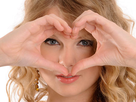  Taylor making the ハート, 心 sign<3