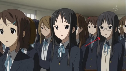 *bing bing bing!* finally got it! (the pic. i mean) Mio's look-alike! (where the arrow is pointing)

(from K-on!)
