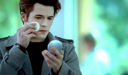  Edward Sullen,played bởi Matt Lanter in ma cà rồng Suck looking into a compact mirror as he powders his face...LOL!!!!!!!!!