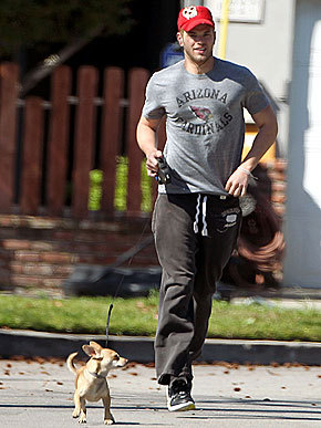  Twilight ster Kellan Lutz out for a run with his Chihuahua...awww,so cute<3