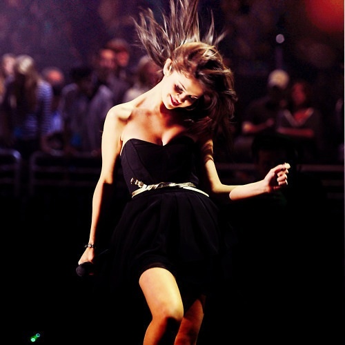 This pic is my all time fav .i wish I had that dress nd could flip hair in that way..lol
Hope ya like it