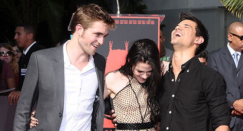  my handsome Robert having a very good time with his 2 Twilight co-stars,Kristen and Taylor at their handprint ceremony<3