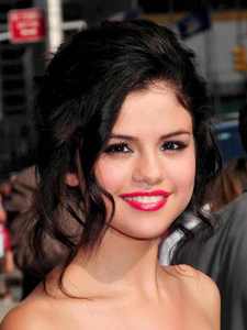  Hope u like it! :) here's the link too! http://images6.fanpop.com/image/photos/34600000/Selena-selena-gomez-34619651-425-557.jpg