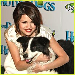  Sel and her dog at the red carpet<3!;p