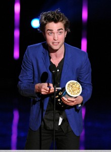  my baby,from the 2009 MTV Movie Awards with a piece of paper in his right hand<3