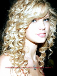  i like her beautiful curls in this pic :)