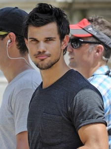  Twilight hottie Taylor Lautner with stubble.I think he looks hotter with stubble<3
